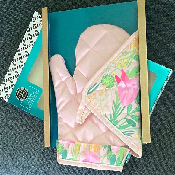 New in Box Modern Expressions Pretty Floral 2 piece Mitt & Pot Holder Set Gift - Picture 3 of 7